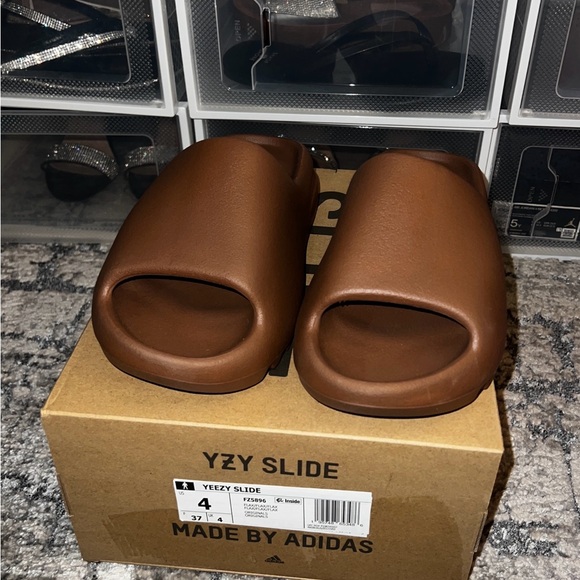 Yeezy Slides 🤎 - Picture 3 of 5